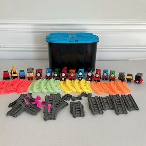 Fisher-Price Thomas & Friends TrackMaster Glowing Tracks Bucket With 17 Trains
